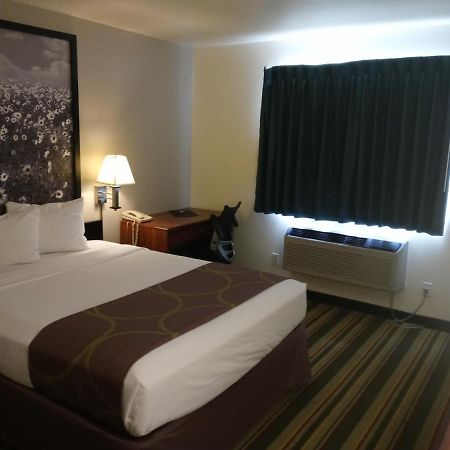 Super 8 By Wyndham Windsor Hotel Exterior photo
