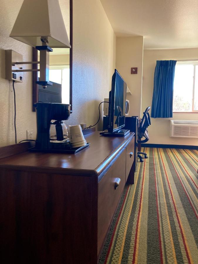 Super 8 By Wyndham Windsor Hotel Exterior photo