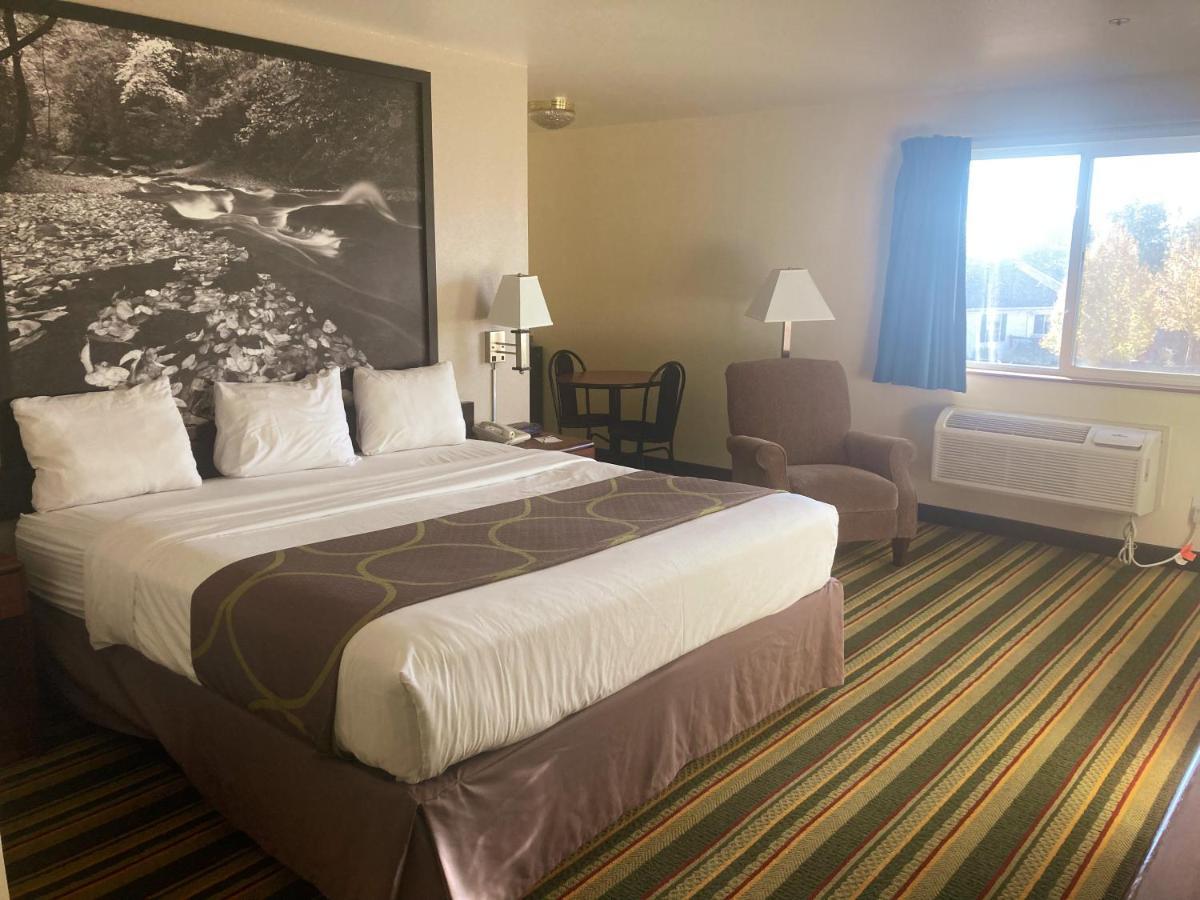 Super 8 By Wyndham Windsor Hotel Exterior photo