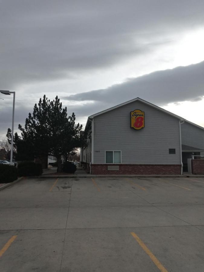 Super 8 By Wyndham Windsor Hotel Exterior photo