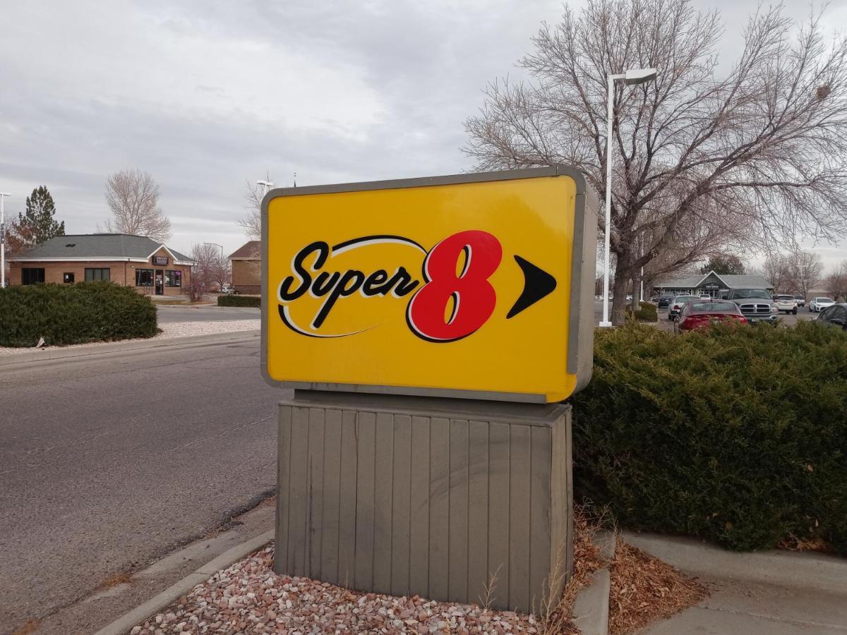 Super 8 By Wyndham Windsor Hotel Exterior photo
