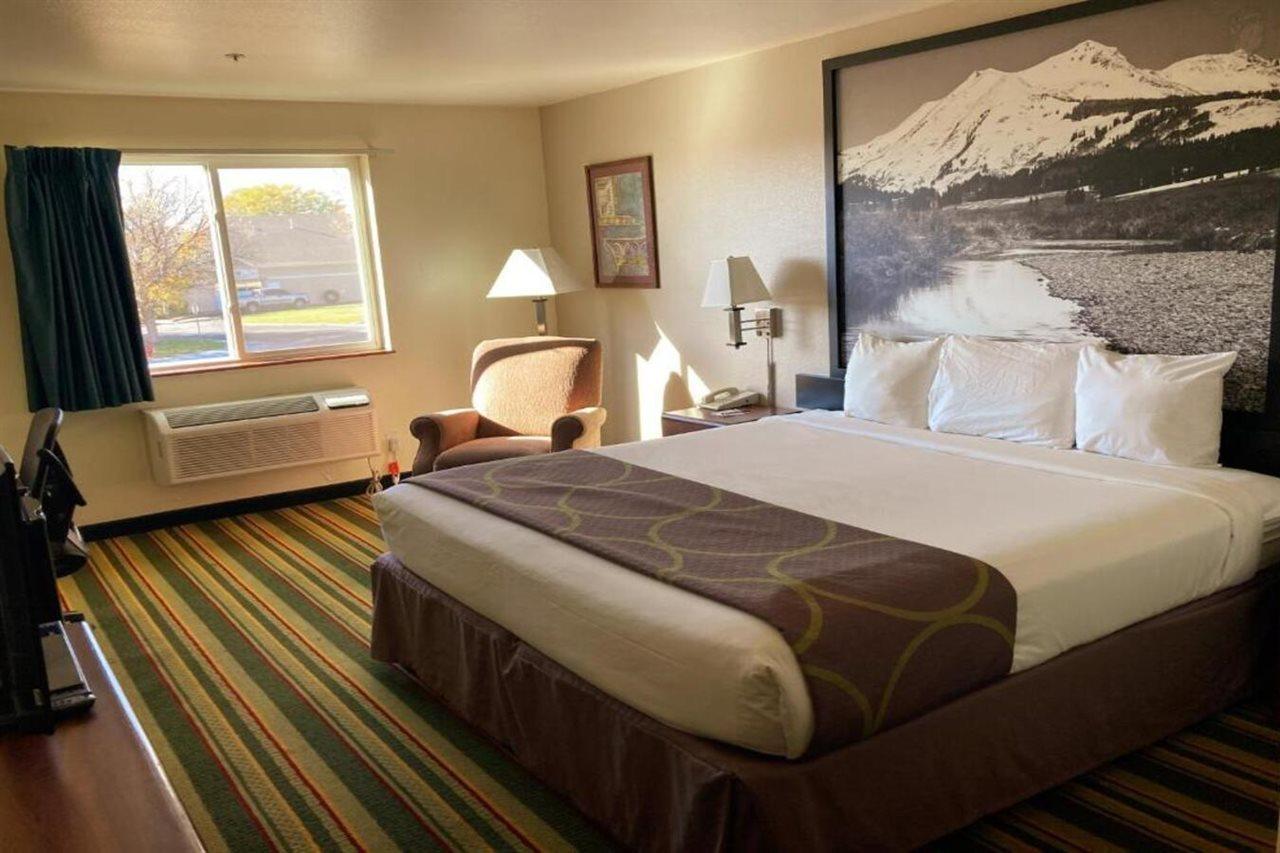 Super 8 By Wyndham Windsor Hotel Exterior photo