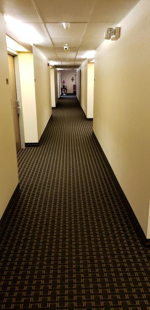Super 8 By Wyndham Windsor Hotel Exterior photo
