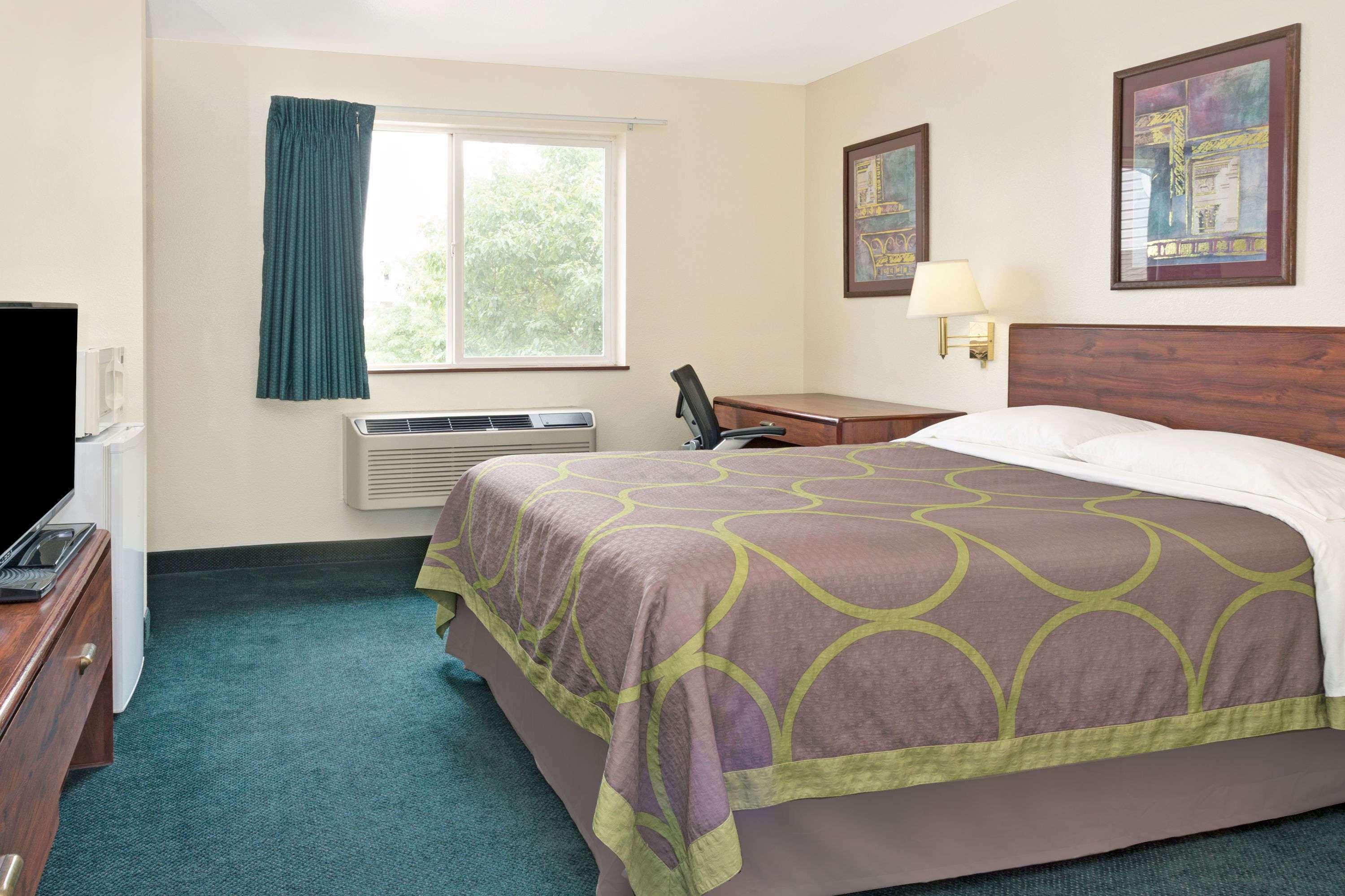 Super 8 By Wyndham Windsor Hotel Exterior photo