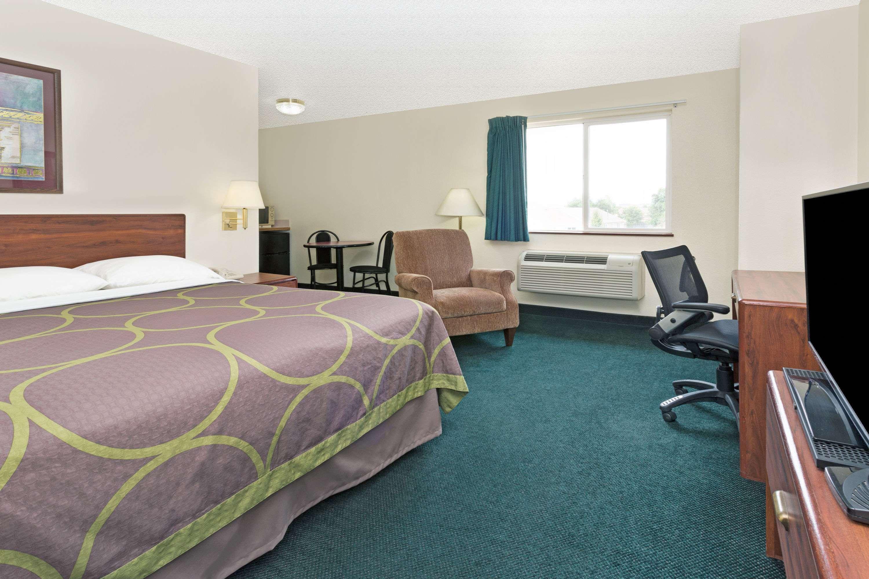 Super 8 By Wyndham Windsor Hotel Exterior photo