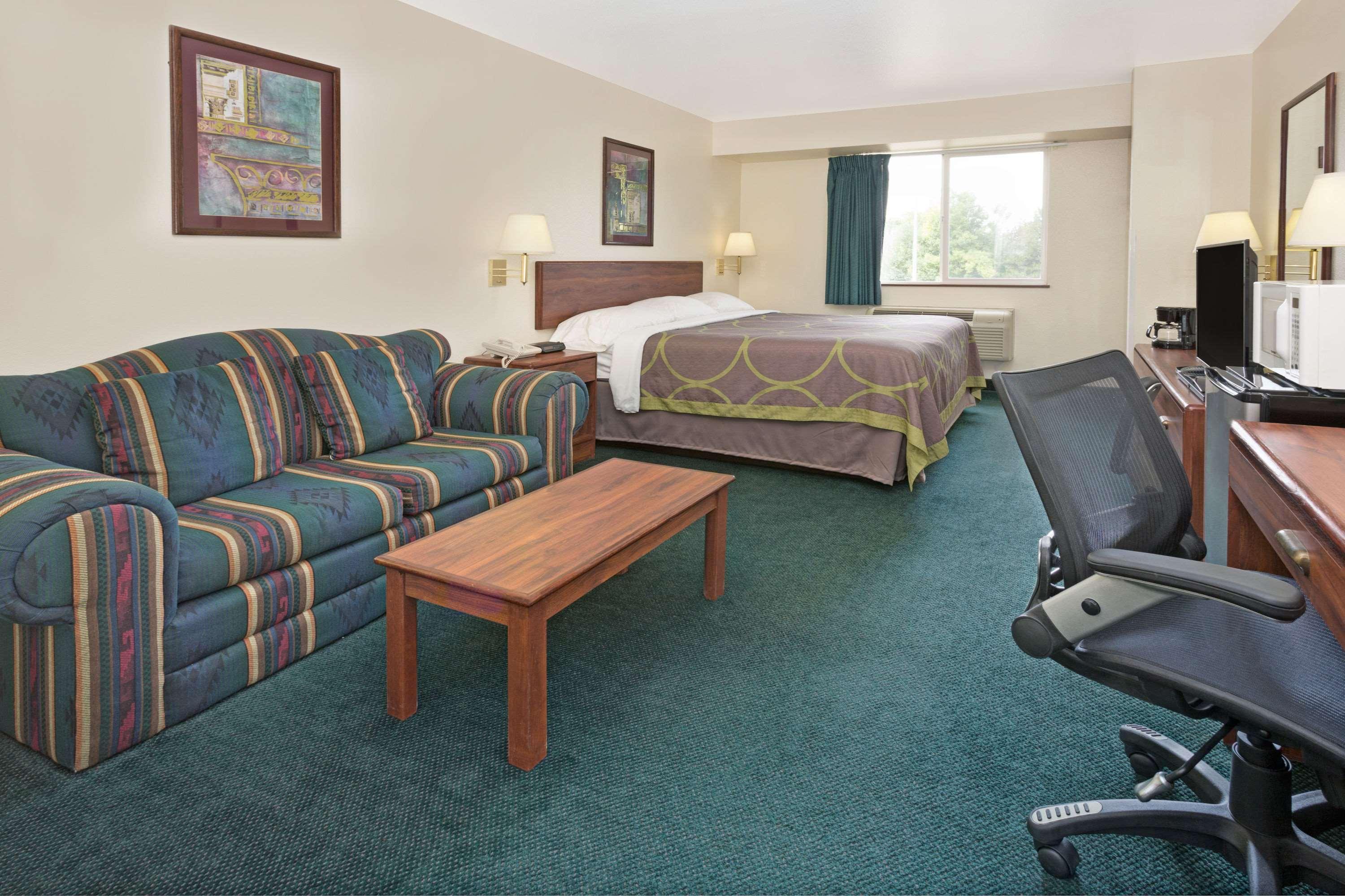 Super 8 By Wyndham Windsor Hotel Exterior photo