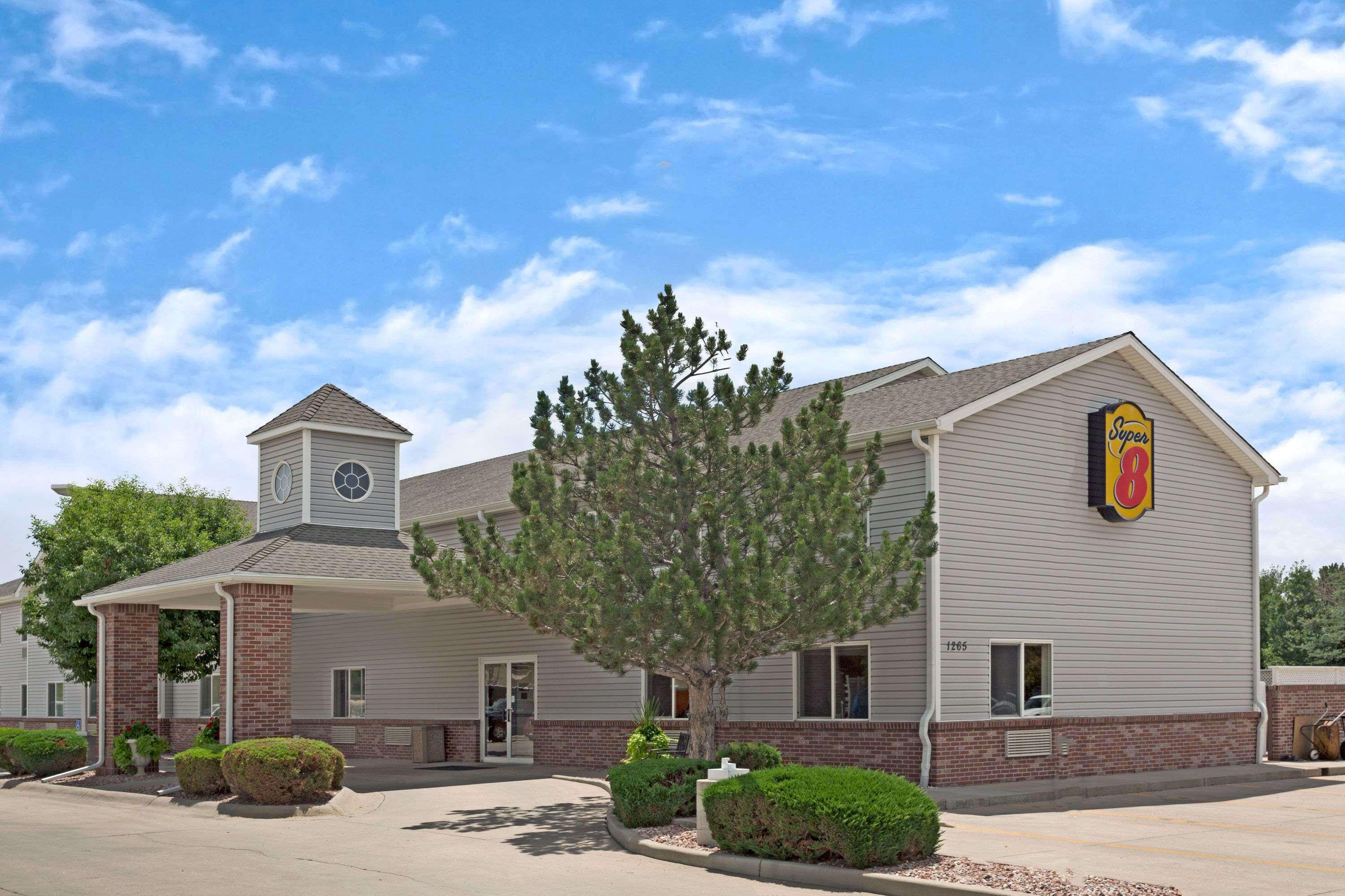 Super 8 By Wyndham Windsor Hotel Exterior photo