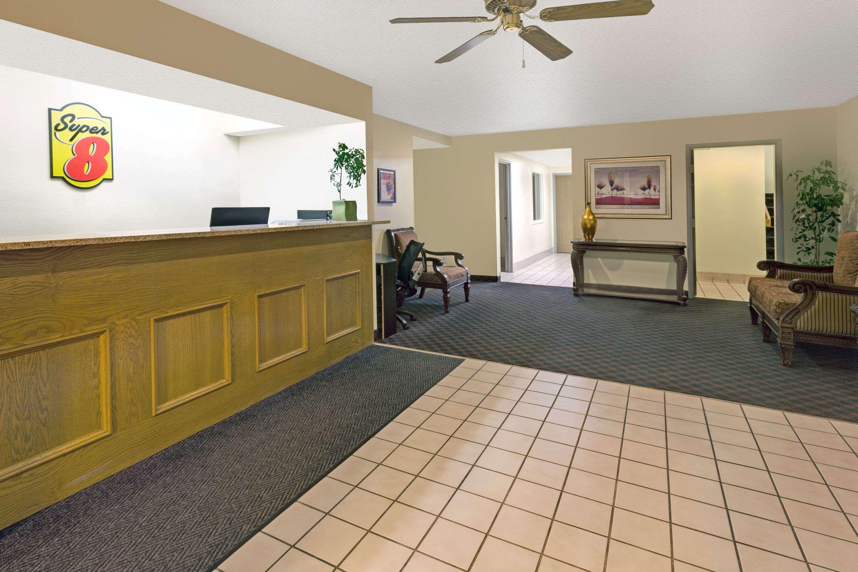 Super 8 By Wyndham Windsor Hotel Exterior photo